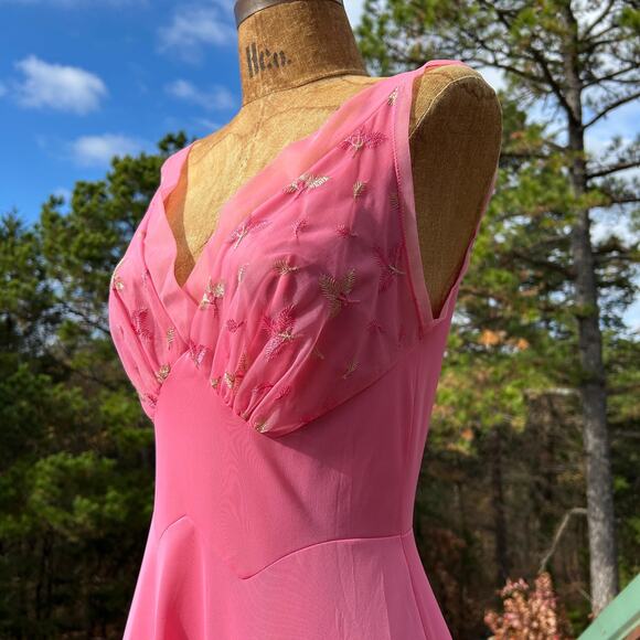 Vintage 50s Vanity Fair Day Glo Pink Nylon Chiffon Embroidered Peignoir Set XS S - Picture 3 of 12